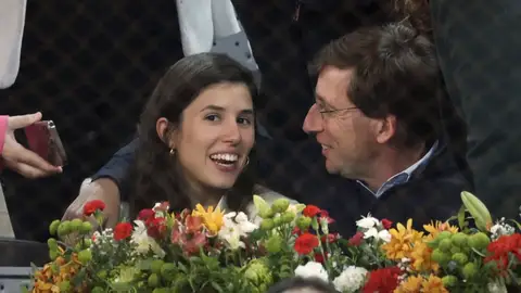 La sonrisa de José Luis Martínez Almeida en los actos del 2 de mayo tiene nombre y apellidos: Teresa Urquijo La sonrisa de José Luis Martínez Almeida en los actos del 2 de mayo tiene nombre y apellidos: Teresa Urquijo