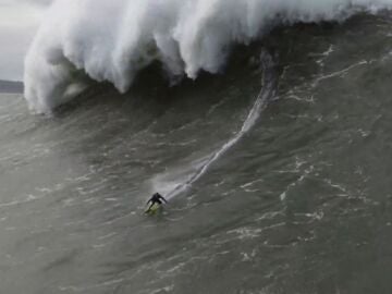 Steudtner surfeando una ola en Nazaré