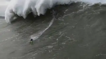 Steudtner surfeando una ola en Nazaré