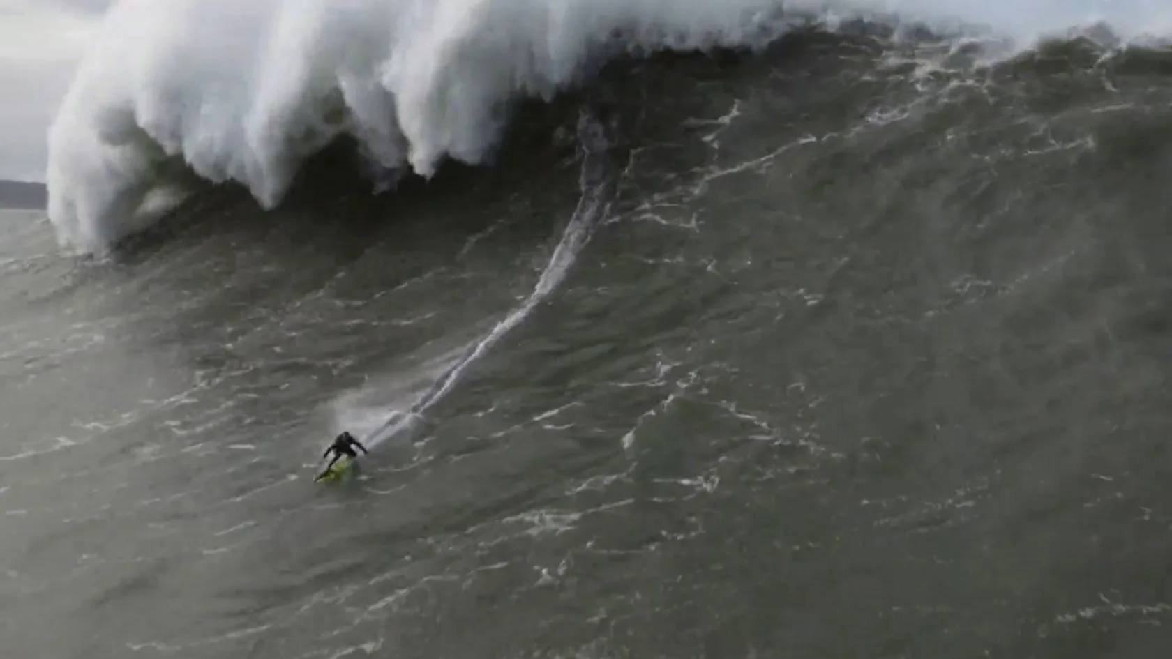 Steudtner surfeando una ola en Nazaré Steudtner surfeando una ola en Nazaré
