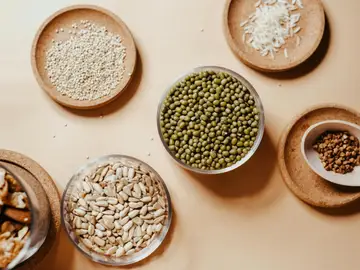 Legumbres, frutos secos y cereales en crudo. Legumbres, frutos secos y cereales en crudo.