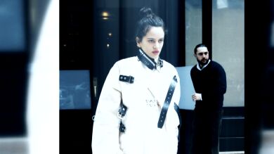 La cazadora de Rosalía que recuerda a una camisa de fuerza, a debate: ¿Homenaje u otro mensaje oculto?