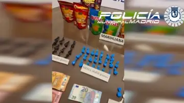 La Policía Municipal de Madrid detiene a un hombre que vendía droga en bolsas de snack