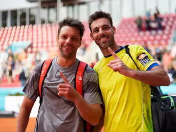 Marcel Granollers y su compañero Horacio Zeballos celebran el número 1 tras pasar a semis del Mutua Madrid Open Marcel Granollers y su compañero Horacio Zeballos celebran el número 1 tras pasar a semis del Mutua Madrid Open