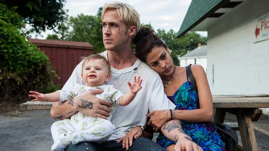 Ryan Gosling y Eva Mendes en una escena de Cruce de caminos Ryan Gosling y Eva Mendes en una escena de Cruce de caminos