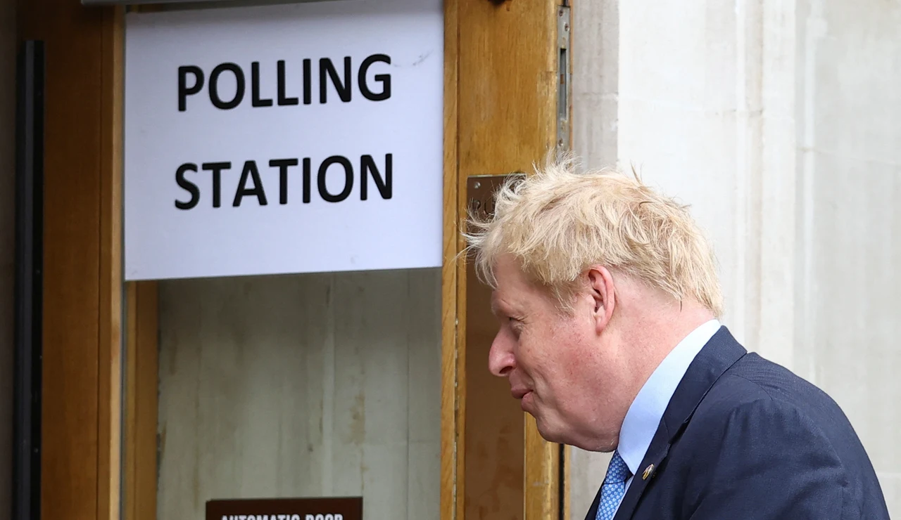 A Boris Johnson no le permiten votar por no llevar documentación identificativa