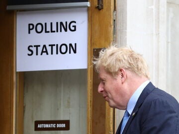 A Boris Johnson no le permiten votar por no llevar documentación identificativa
