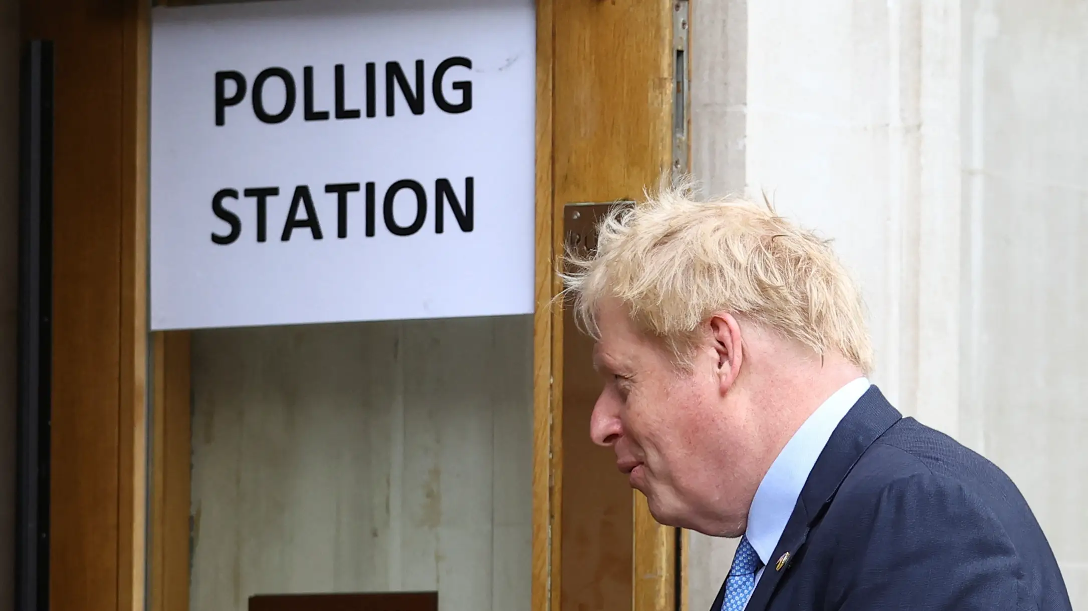 Imagen de archivo de Boris Johnson entrando en un colegio electoral