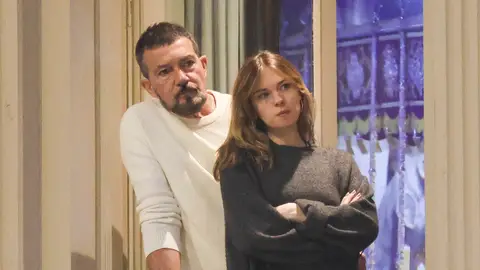 Antonio Banderas y su hija Stella del Carmen viendo las procesiones de la Semana Santa en Málaga Antonio Banderas y su hija Stella del Carmen viendo las procesiones de la Semana Santa en Málaga