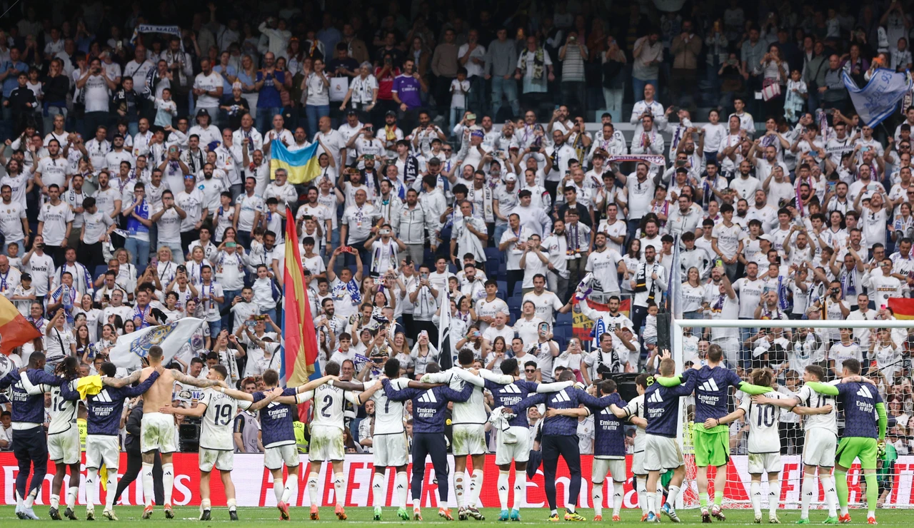 Los jugadores del Real Madrid celebran ante su afición tras ganar al Cádiz (3-0)
