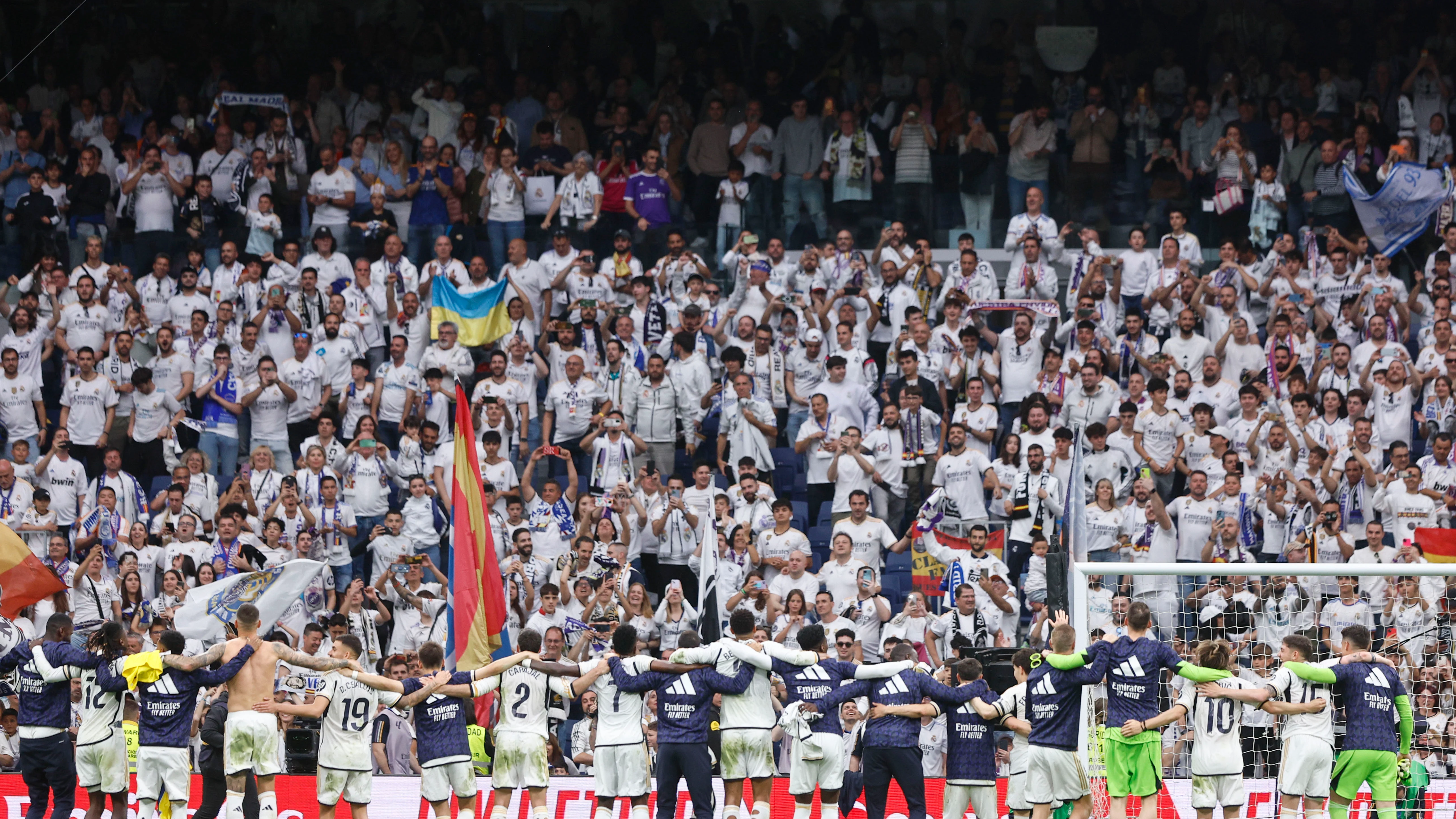 Los jugadores del Real Madrid celebran ante su afición tras ganar al Cádiz (3-0) Los jugadores del Real Madrid celebran ante su afición tras ganar al Cádiz (3-0)