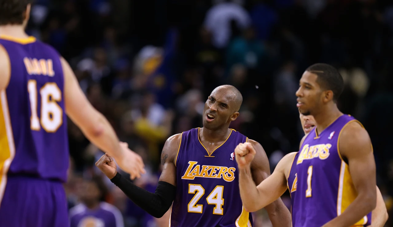 Darius Morris, Pau Gasol y Kobe Bryant durante un partido de los Lakers
