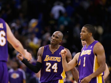 Darius Morris, Pau Gasol y Kobe Bryant durante un partido de los Lakers