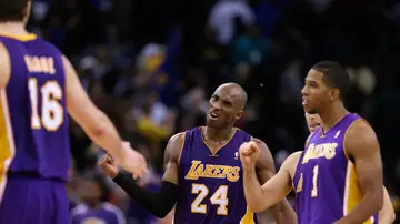 Darius Morris, Pau Gasol y Kobe Bryant durante un partido de los Lakers