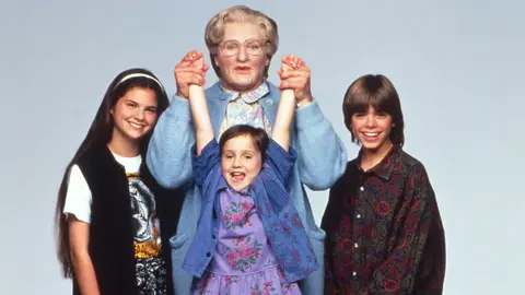 El reparto de Señora Doubtfire con Robin Williams El reparto de Señora Doubtfire con Robin Williams