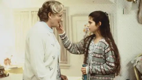 Robin Williams y Lisa Jakub en Señora Doubtfire Robin Williams y Lisa Jakub en Señora Doubtfire
