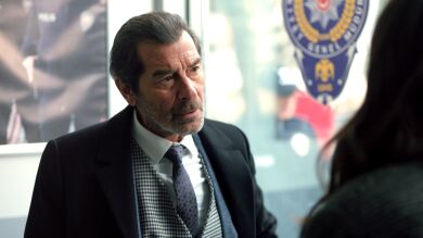 Ceylin decide proteger al asesino ante la sorpresa de Yekta, ¿el abogado le seguirá el juego? 