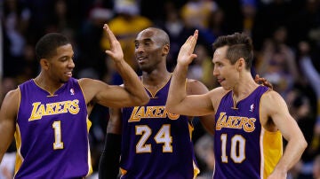 Darius Morris, Kobe Bryant y Steve Nash en un partido con los Lakers