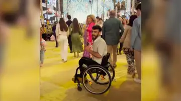Un influencer con movilidad reducida muestra la feria de Jerez desde su silla de ruedas