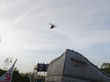 Christian Arehart, en el momento de lograr el cuádruple backflip