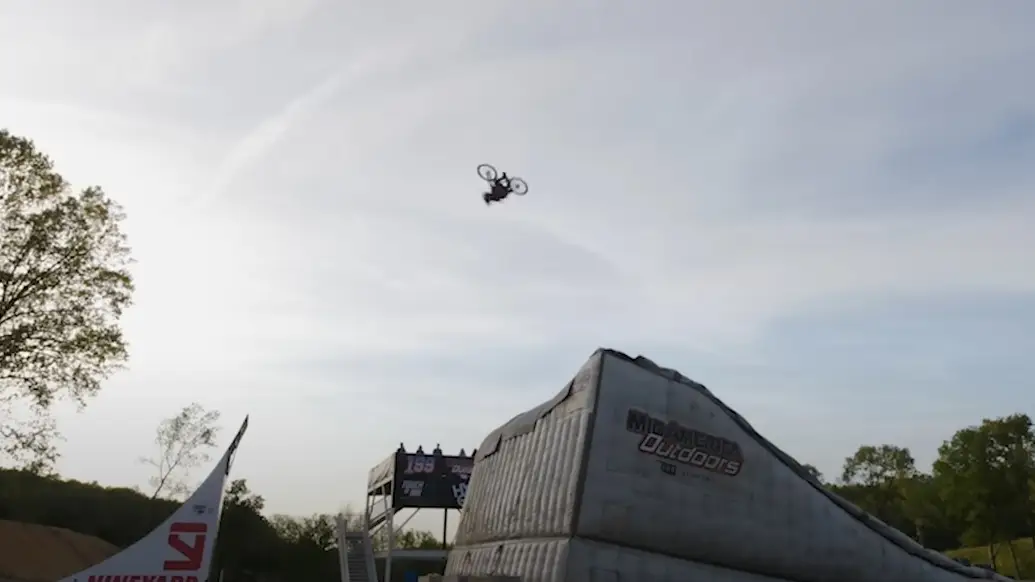 Christian Arehart, en el momento de lograr el cuádruple backflip Christian Arehart, en el momento de lograr el cuádruple backflip