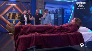 ¡Lo ha vuelto a hacer! Nuria Roca sorprende con un particular número de levitación en El Hormiguero