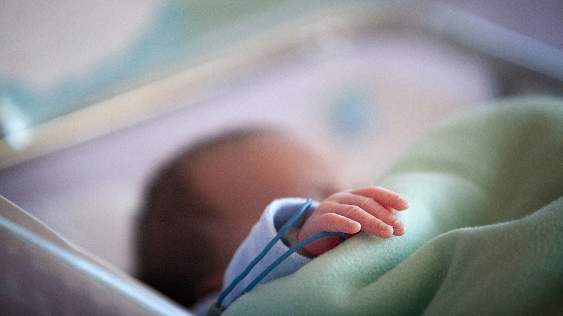 Imagen de archivo de un bebé prematuro Imagen de archivo de un bebé prematuro