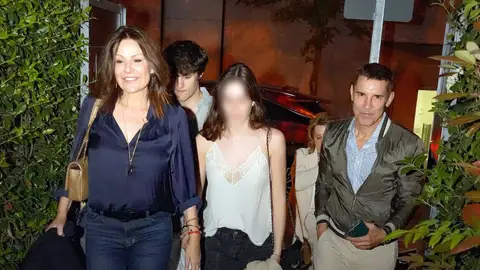 Nuria González, con sus hijos y su amigo, Jesús Vázquez Nuria González, con sus hijos y su amigo, Jesús Vázquez