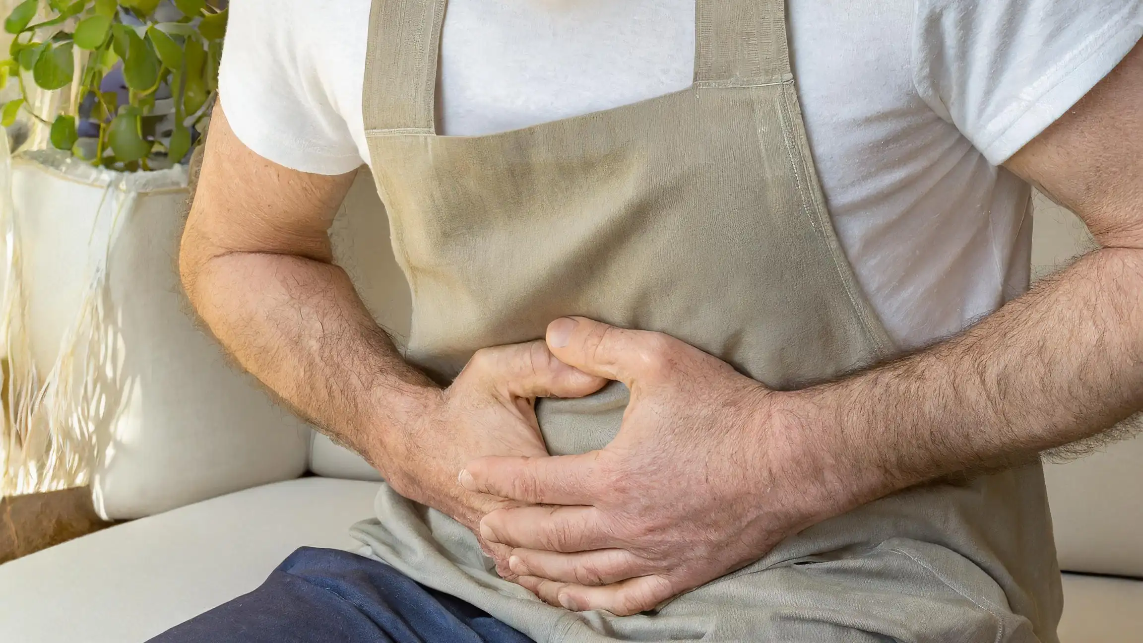 persona con dolor de tripa