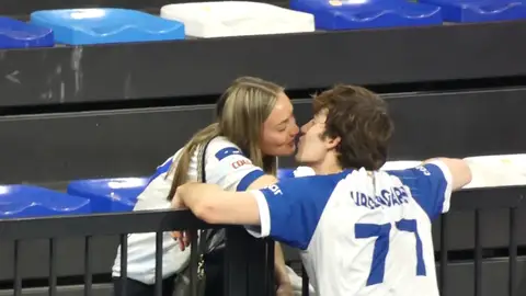 El beso de Pablo Urdangarin y Johanna Zott El beso de Pablo Urdangarin y Johanna Zott