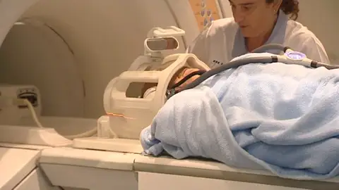 Un paciente haciéndose una prueba médica Un paciente haciéndose una prueba médica