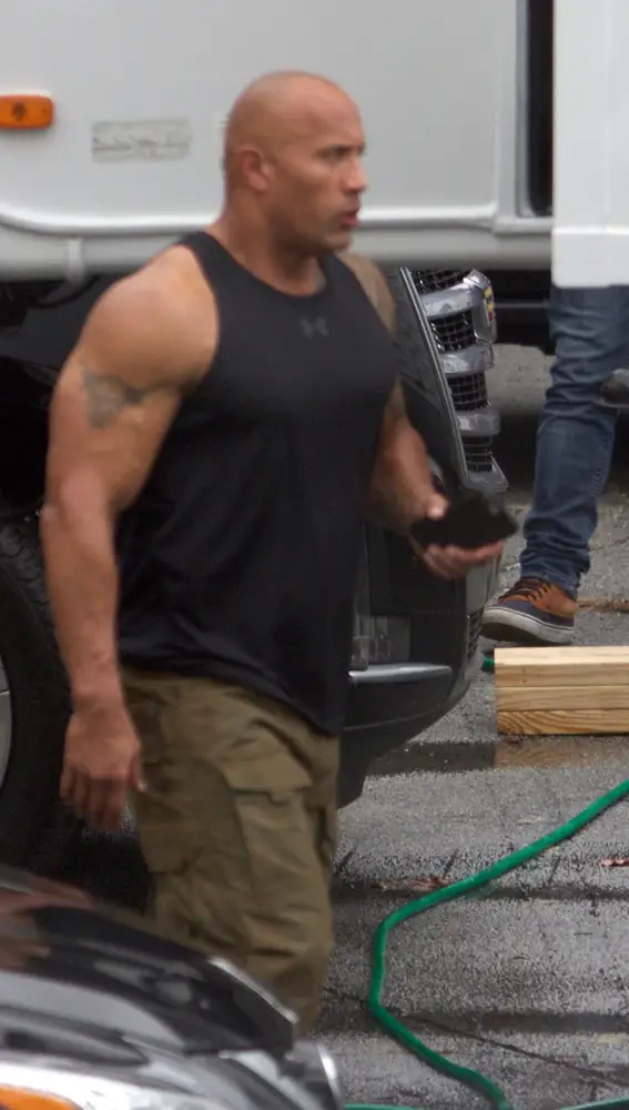 Dwayne Johnson en un set de rodaje Dwayne Johnson en un set de rodaje