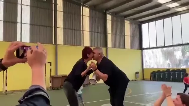 "S&iacute;, quiero" a golpe de meg&aacute;fono, el d&iacute;a del cumplea&ntilde;os del novio y en una comida popular de Ferrol