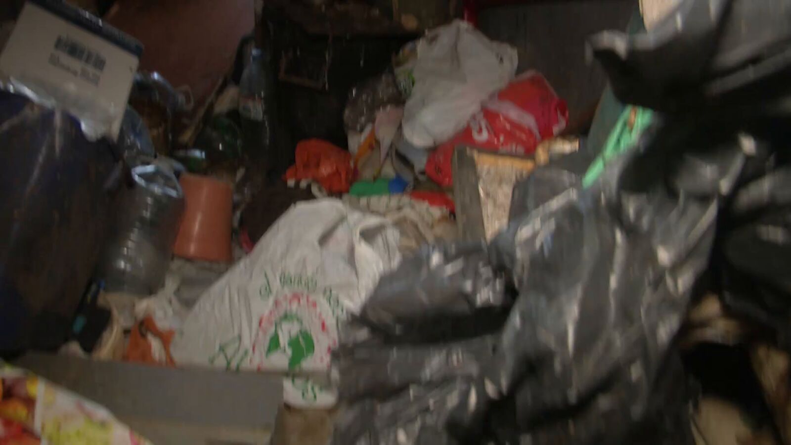 Limpian el chalet de un vecino de Mazarrón con síndrome de Diógenes que acumulaba toneladas de basura