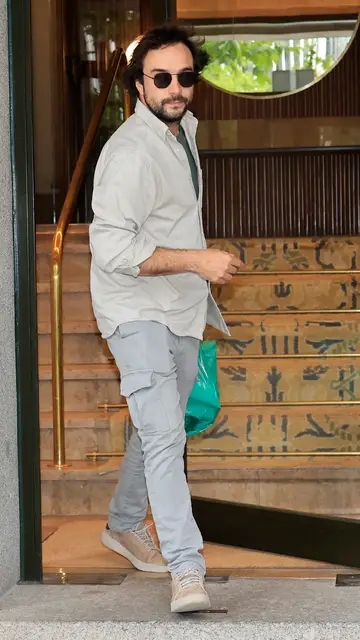 Gonzalo Sierra llega a casa de Lolita Flores Gonzalo Sierra llega a casa de Lolita Flores