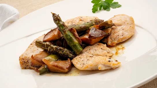 Una receta súper saludable de Karlos Arguiñano: pavo con espárragos y setas Una receta súper saludable de Karlos Arguiñano: pavo con espárragos y setas