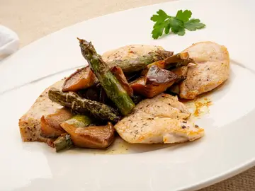 Una receta súper saludable de Karlos Arguiñano: pavo con espárragos y setas