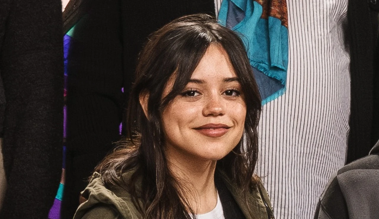 Jenna Ortega en la foto del anuncio de la temporada 2 de Miércoles