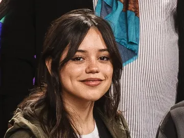 Jenna Ortega en la foto del anuncio de la temporada 2 de Miércoles Jenna Ortega en la foto del anuncio de la temporada 2 de Miércoles
