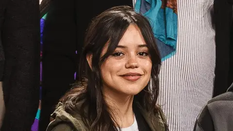 Jenna Ortega en la foto del anuncio de la temporada 2 de Miércoles Jenna Ortega en la foto del anuncio de la temporada 2 de Miércoles