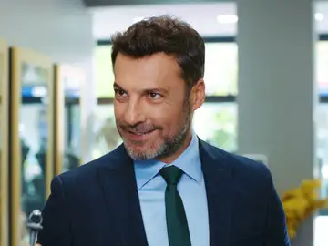 ¡Triunfa el amor! Yildiz ayuda a Kaya a buscar un anillo de pedida para Ender ¡Triunfa el amor! Yildiz ayuda a Kaya a buscar un anillo de pedida para Ender