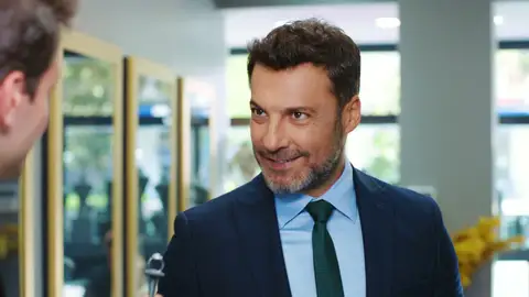 ¡Triunfa el amor! Yildiz ayuda a Kaya a buscar un anillo de pedida para Ender ¡Triunfa el amor! Yildiz ayuda a Kaya a buscar un anillo de pedida para Ender