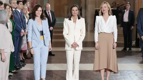 La reina Letizia e Isabel Díaz Ayuso en la 46ª edición de los Premios SM de Literatura Infantil y Juvenil El Barco de Vapor y Gran Angular La reina Letizia e Isabel Díaz Ayuso en la 46ª edición de los Premios SM de Literatura Infantil y Juvenil El Barco de Vapor y Gran Angular