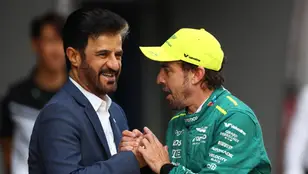 Fernando Alonso charla con Ben Sulayem 