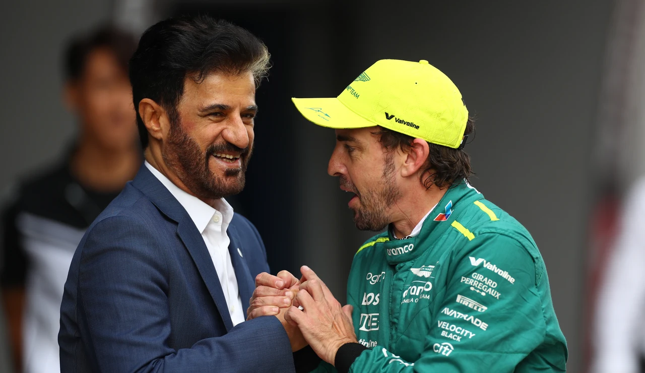 Fernando Alonso charla con Ben Sulayem 