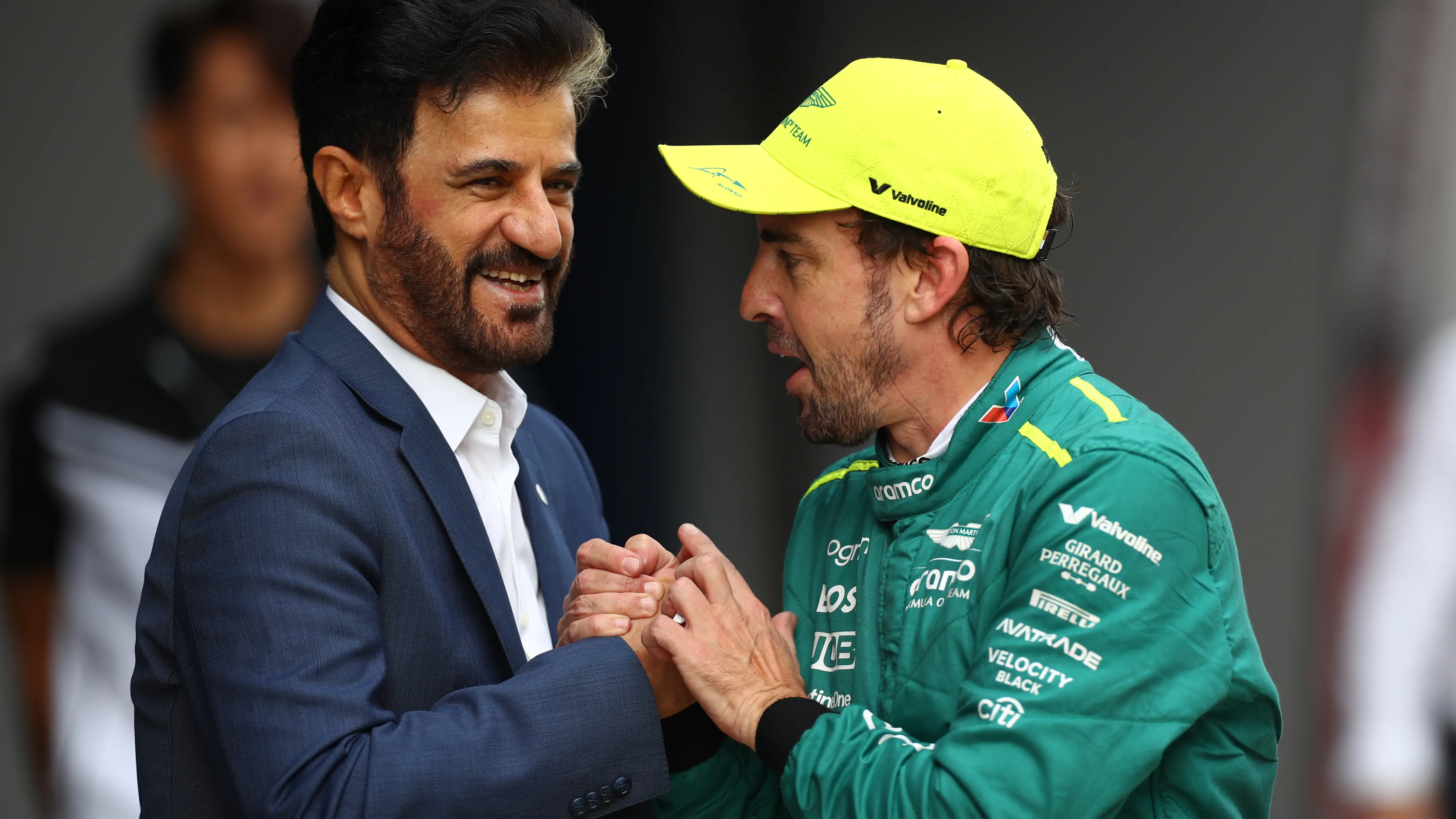Fernando Alonso charla con Ben Sulayem 