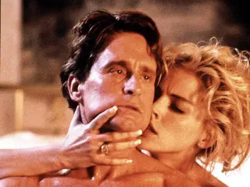 Michael Douglas y Sharon Stone Trotz en Instinto Básico Michael Douglas y Sharon Stone Trotz en Instinto Básico