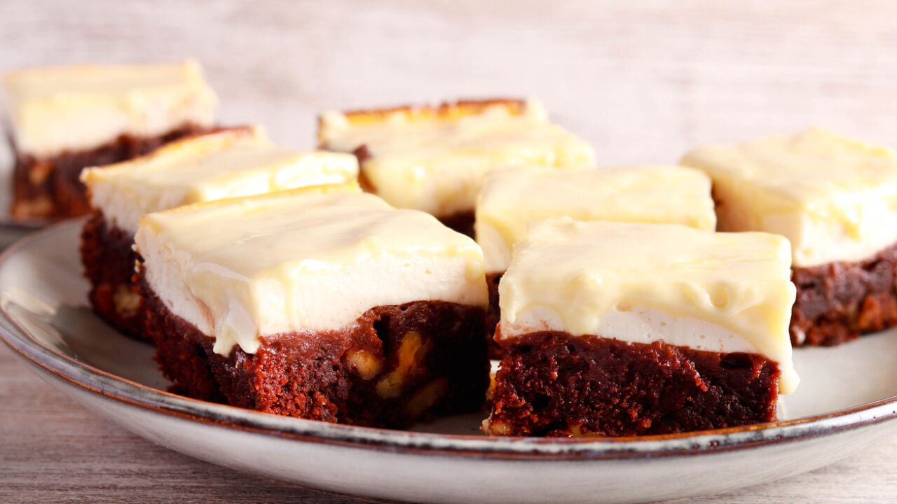 Un postre para triunfar: Receta fácil de brownie cheesecake