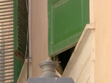 Lanza al amante de su mujer por la ventana tras descubrir la infidelidad: "Es la segunda vez que ocurre" Lanza al amante de su mujer por la ventana tras descubrir la infidelidad: "Es la segunda vez que ocurre"