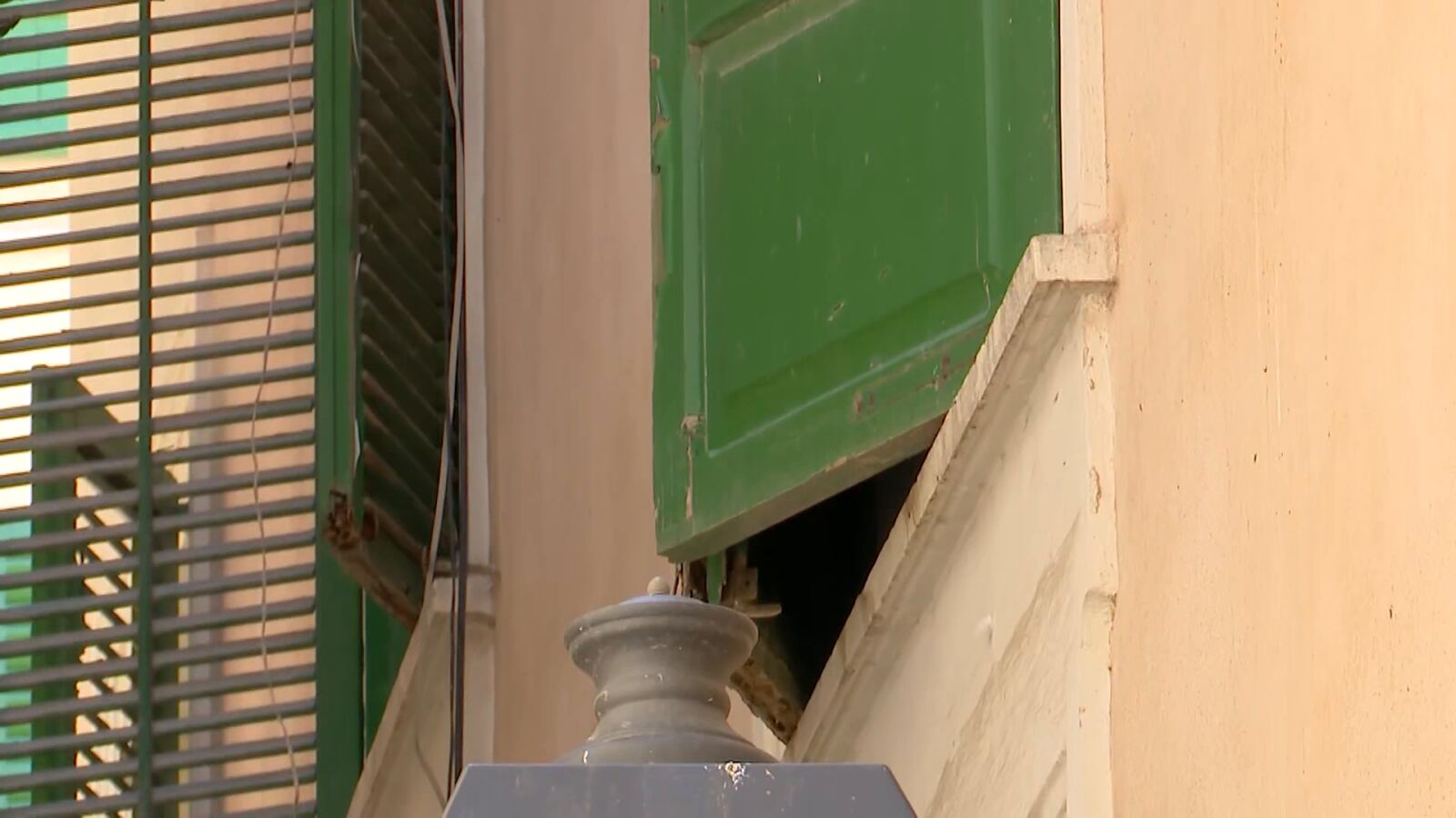 Lanza al amante de su expareja por la ventana tras descubrir la infidelidad: 